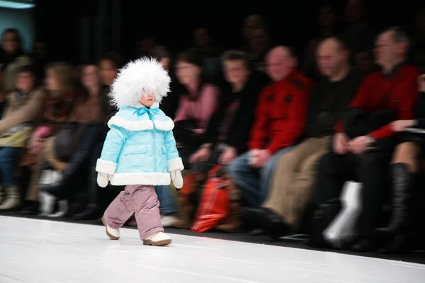 Маленькая девочка в зимней одежде на подиуме — стоковое фото