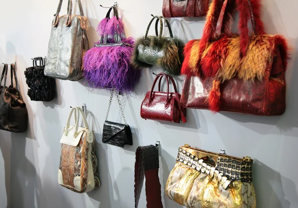 Damenhandtaschen im Geschäft — Stockfoto
