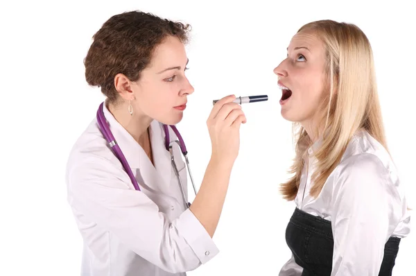 Лікар оглядає горло у пацієнта — стокове фото