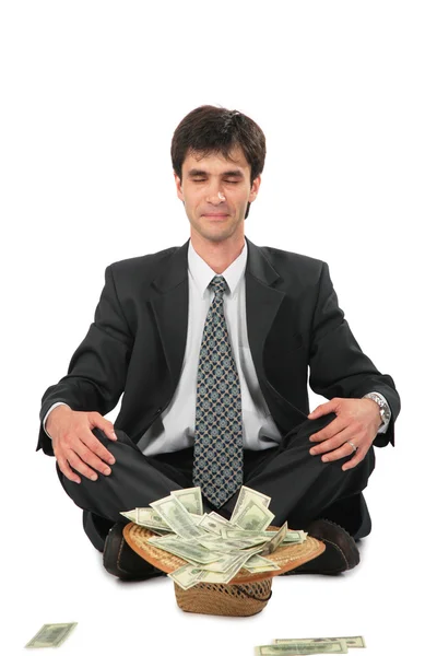 Zakenman mediteert boven hoed met geld — Stockfoto
