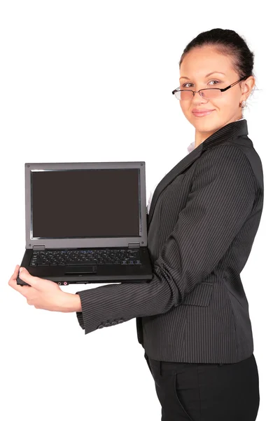 Mooi meisje staat en houdt van laptop — Stockfoto