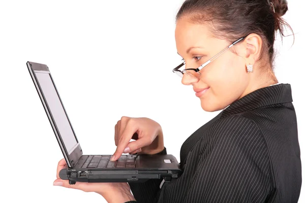 Krásná dívka drží notebook a stiskněte klávesu — Stock fotografie