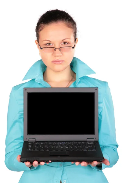 Jonge vrouw toont laptop — Stockfoto