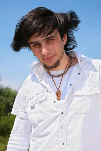 屋外のひげを持つ若者ラテン系 — ストック写真