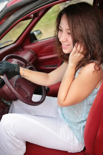 Kvinna med telefon i bilen — Stockfoto