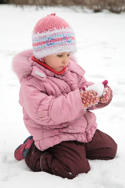Μικρό κορίτσι παιχνίδι με το χιόνι το χειμώνα — Φωτογραφία Αρχείου