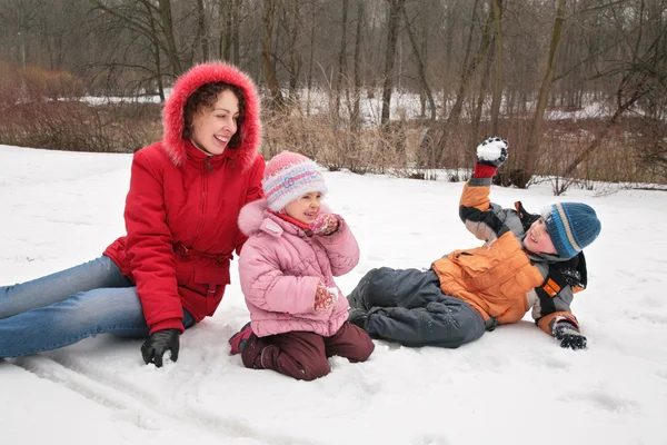 Mother and children play in winter park — Stock Photo, Image