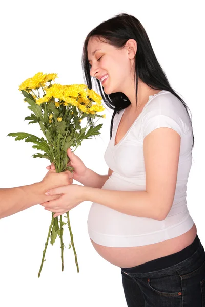 Presentera blommor till gravid flicka — Stockfoto