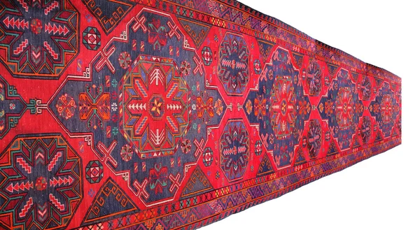 Červený koberec s geometrickými ornamenty na bílém pozadí — Stock fotografie