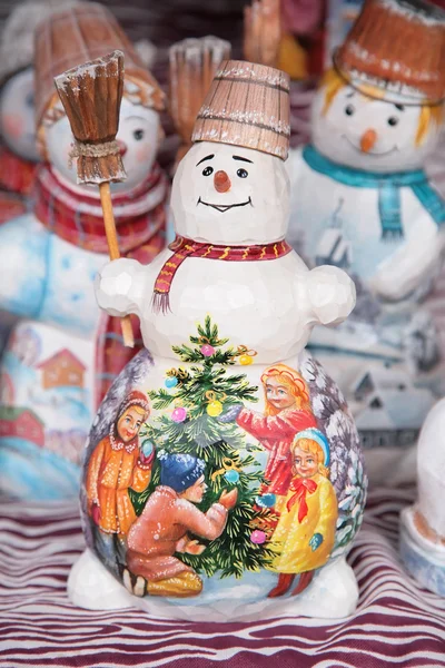 Bonecos de neve de brinquedo pintado — Fotografia de Stock
