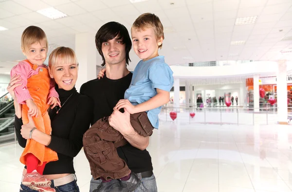 Familia en centro comercial —  Fotos de Stock