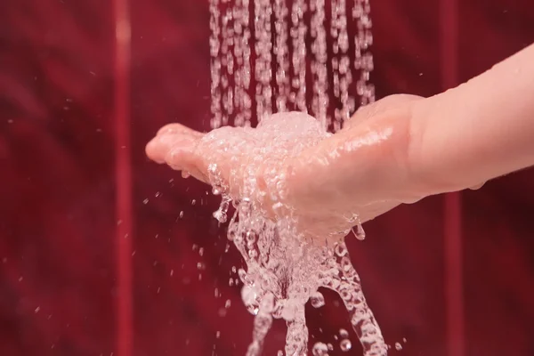Dłoń pod biczami wodnymi z prysznicem — Zdjęcie stockowe