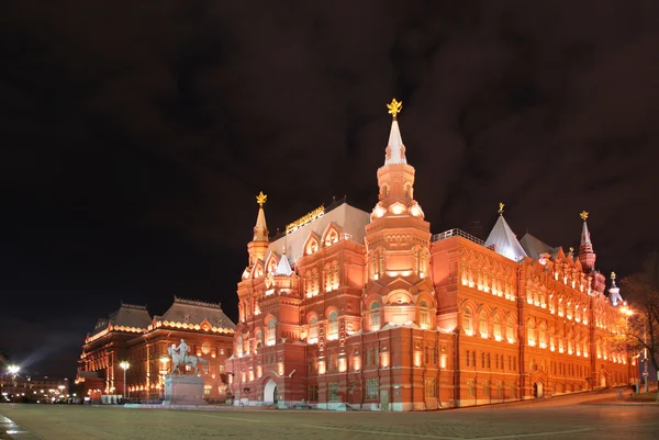 Moskva historiska museum på natten — Stockfoto