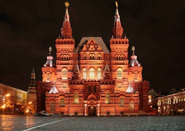 Fachada del museo histórico de Moscú por la noche —  Fotos de Stock