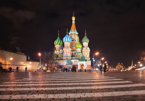 St. Basil's kathedraal in Moskou 's nachts — Stockfoto