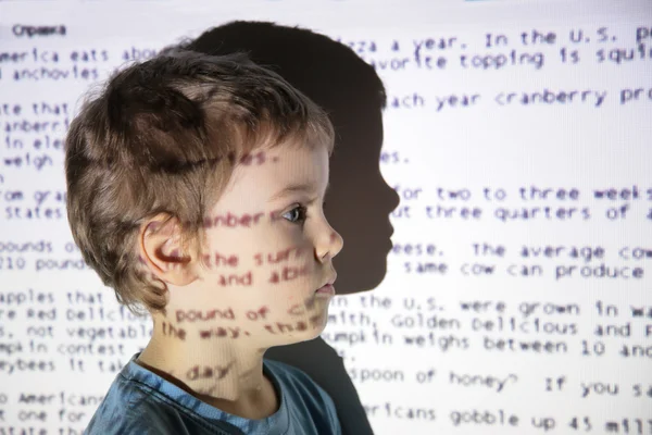 Παιδί μια συσκευή προβολής κειμένου — Φωτογραφία Αρχείου