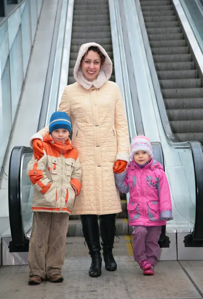 Madre e hijos en la escalera mecánica —  Fotos de Stock