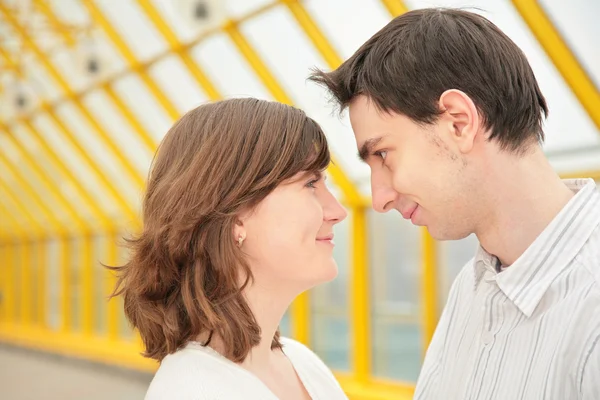Boy and girl look at each other — Stock Photo, Image