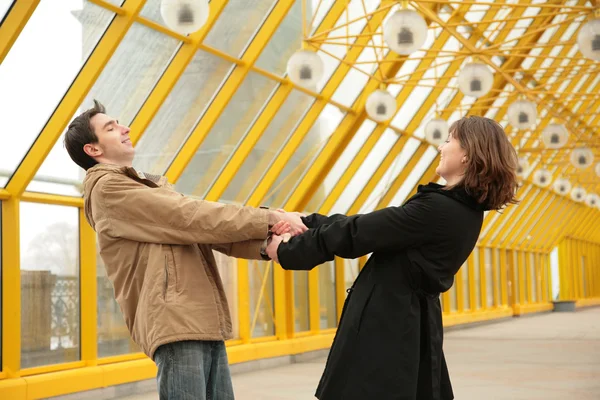 Chlapec a dívka drží vzájemně za ruce — Stock fotografie