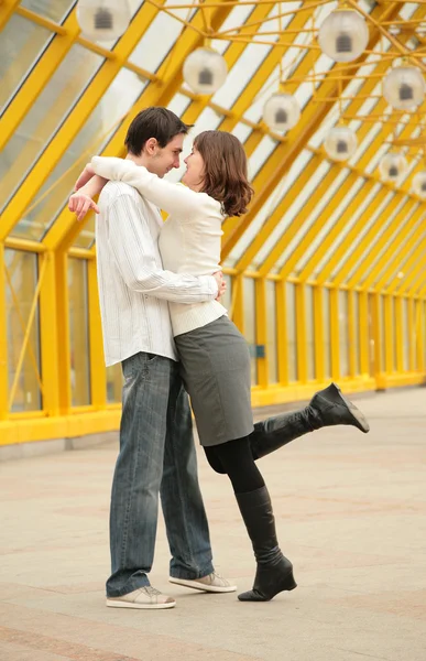 Junges Paar auf Fußgängerbrücke — Stockfoto