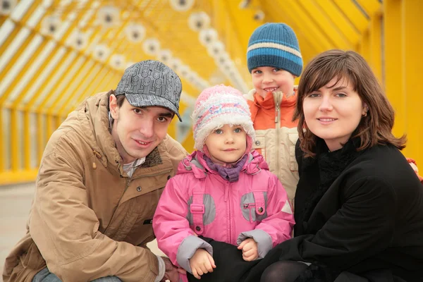Семья на пешеходном мосту — стоковое фото