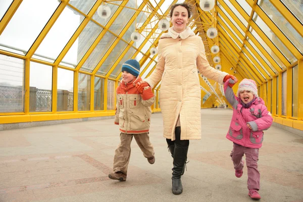 Мать с детьми на пешеходном мосту — стоковое фото