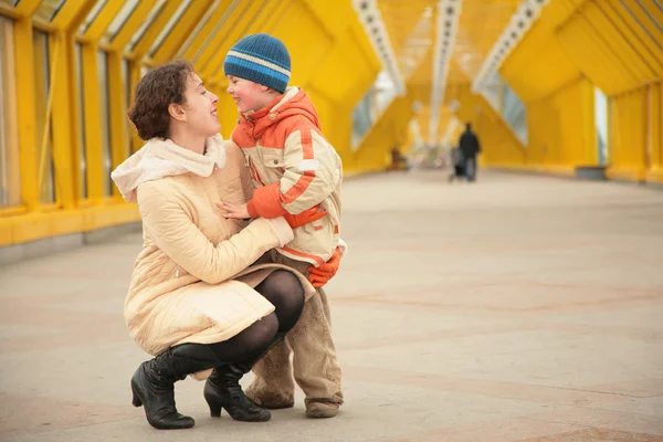 Madre e figlio si guardano a vicenda sul ponte pedonale — Foto Stock