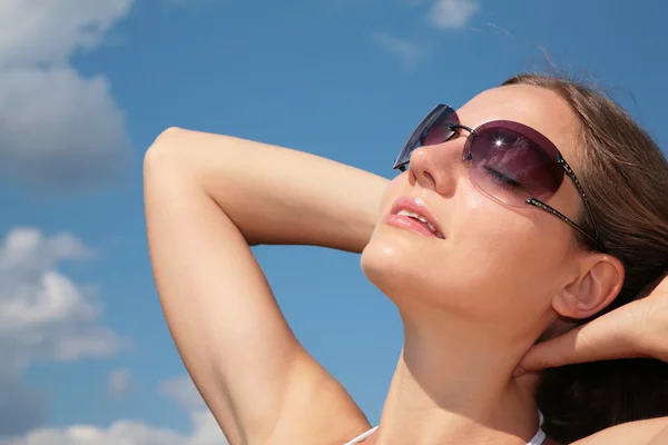 Tvář žena s sluneční brýle na obloze — Stock fotografie