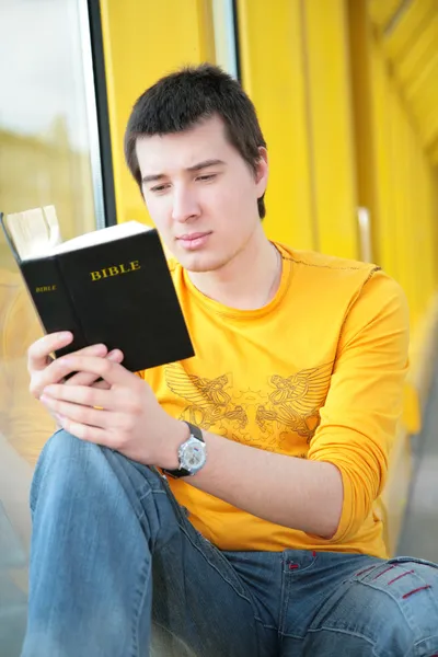 Ásia menino lê bíblia — Fotografia de Stock