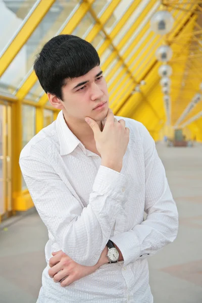 Zamyšlený mladý muž na lávce — Stock fotografie
