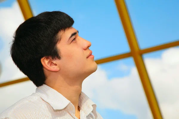 Jovem asiático menino olha para o céu — Fotografia de Stock