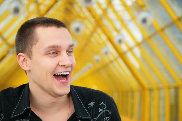 Lachender junger Mann im schwarzen Hemd — Stockfoto