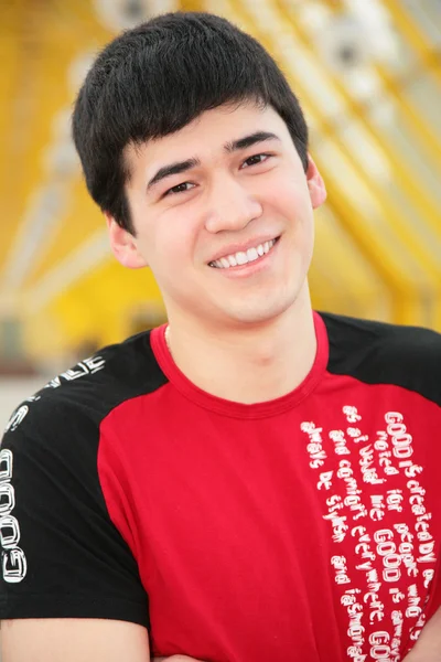 Lächelnder junger Mann auf Fußgängerbrücke — Stockfoto