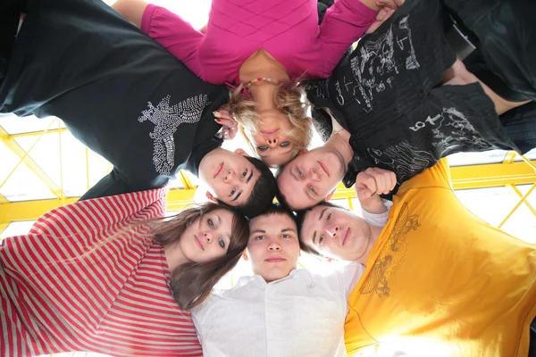 Grupo de amigos que se encuentra después de ser abrazado en círculo se ve downwa — Foto de Stock