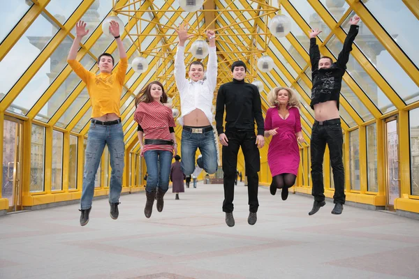 Group of friends jump on footbridge — Stock Photo, Image