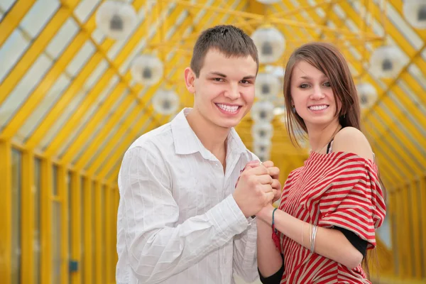Unga par på gångbro — Stockfoto