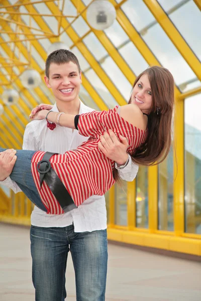 Chlapec drží dívka — Stock fotografie