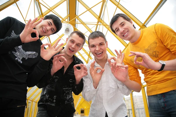 Vier Freunde mit Fingern ok — Stockfoto