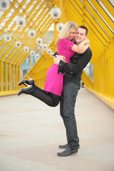 Ragazzo tenere ragazza a portata di mano sul ponte pedonale — Foto Stock