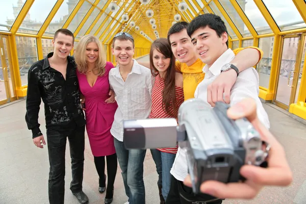 Group of young persons removes itself to video camera on footbridge — Stock Photo, Image