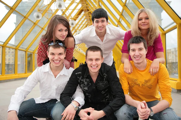 Group of young persons pose on footbridge — Stock Photo, Image