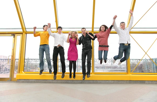 Gruppe Jugendlicher springt auf Fußgängerbrücke — Stockfoto