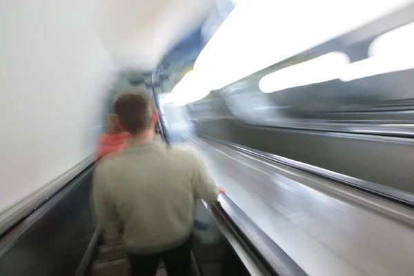 Yolcular ile yürüyen merdiven — Stok fotoğraf