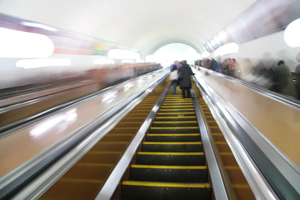 Passagerare på rulltrappan — Stockfoto