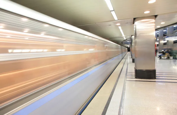 Comboio em movimento na estação de metro — Fotografia de Stock