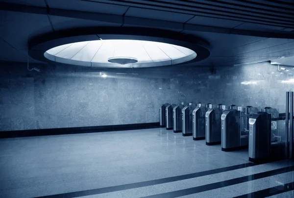 在地铁站的入口处自动装置的设置 — 图库照片