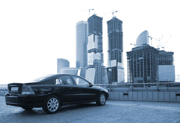 Αυτοκίνητο και κτίριο ουρανοξύστες — Φωτογραφία Αρχείου