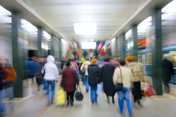 Пассажиры в метро

