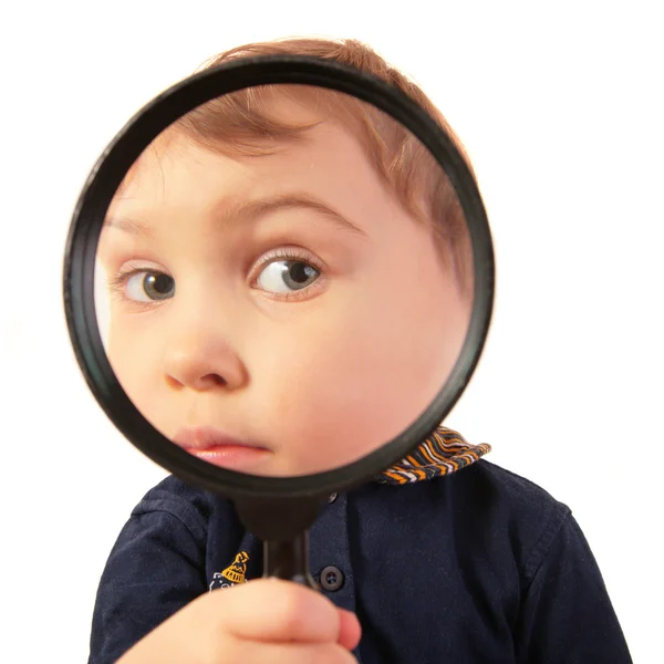 Bambino guardare attraverso lente di ingrandimento — Foto Stock
