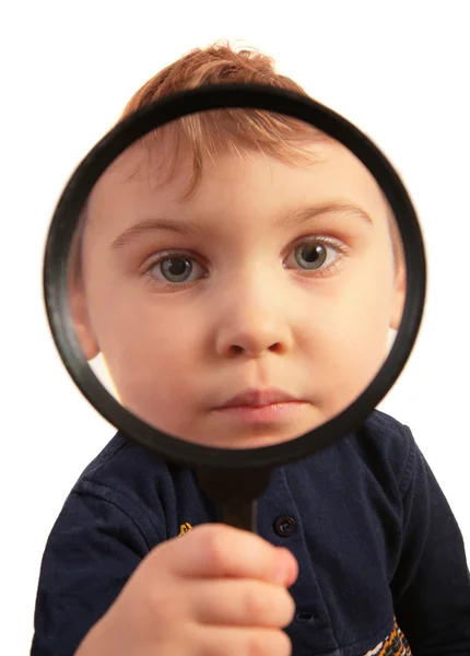 Kind kijk door het vergrootglas — Stockfoto